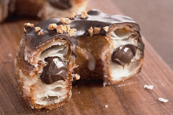 Cronut mit Schokoladenfüllung