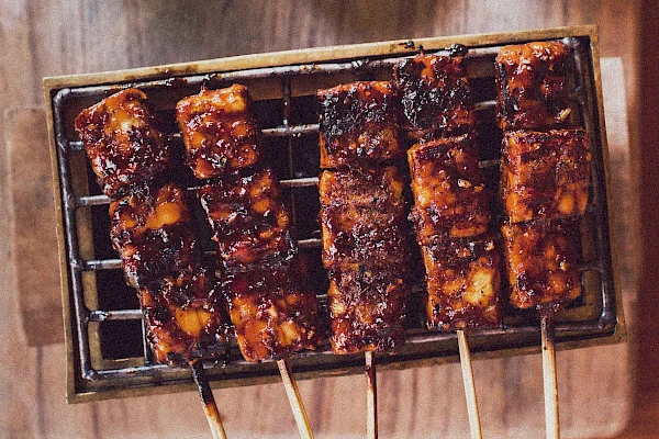 Tofu-Saté-Spieße mit Erdnuss-Soße