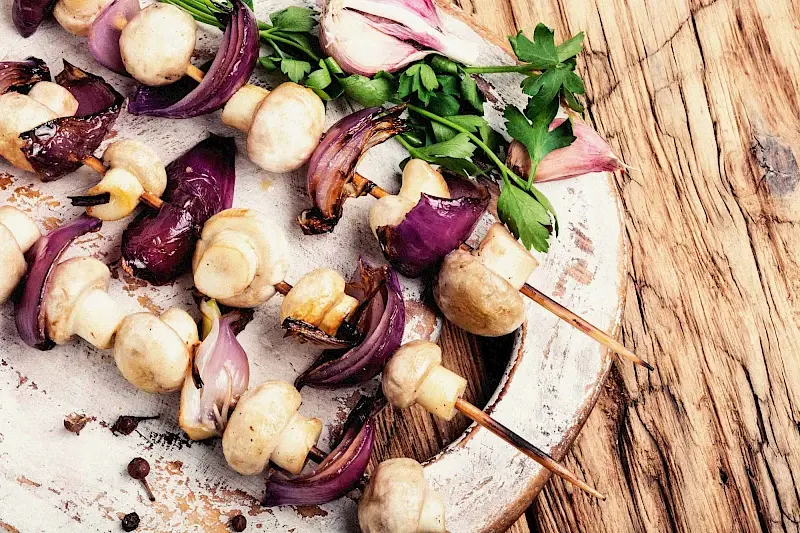 Champignon-Zwiebel-Spieße