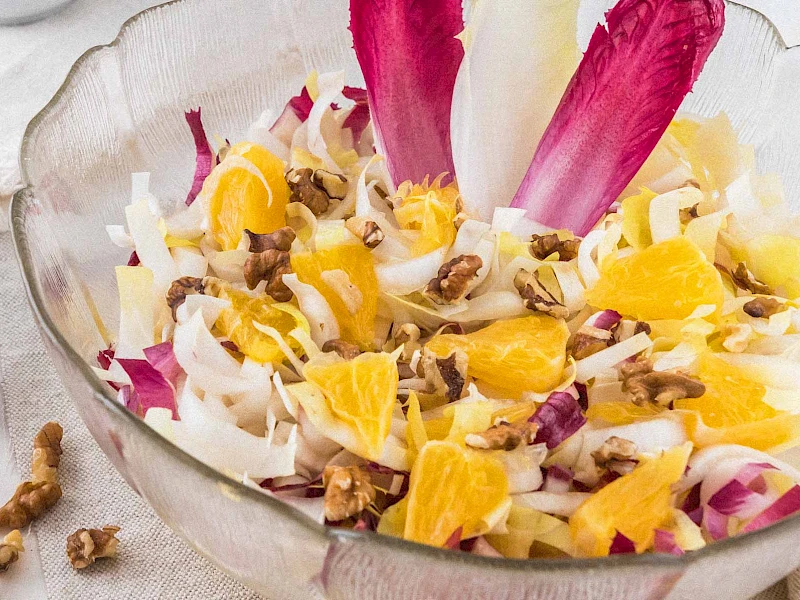 Chicorée-Orangen-Salat mit Walnüssen