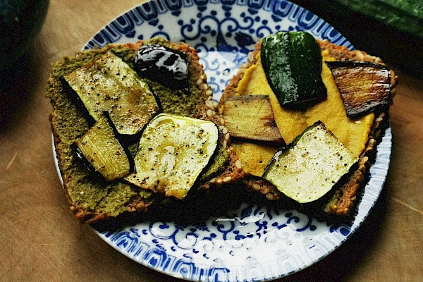 Antipasti auf Vollkornbrot