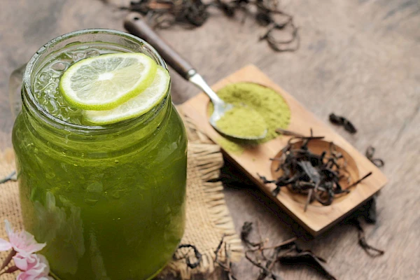 Matcha-Limetten-Eistee