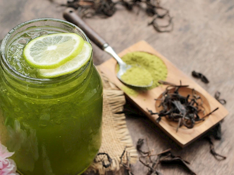 Matcha-Limetten-Eistee