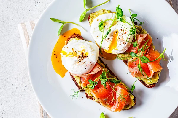 Avocado-Lachs-Brot mit pochiertem Ei