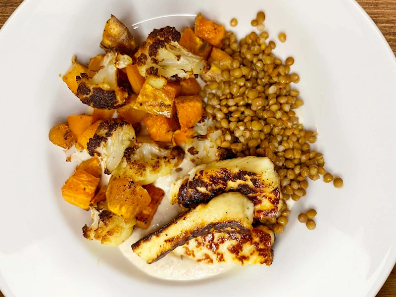 Gemüse Bowl mit Halloumi