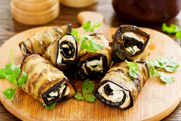 Gegrillte Auberginenröllchen