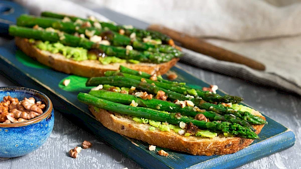 Avocado-Spargel-Brot