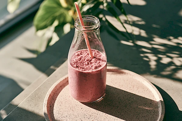 Beeren-Bananen-Smoothie im Glas