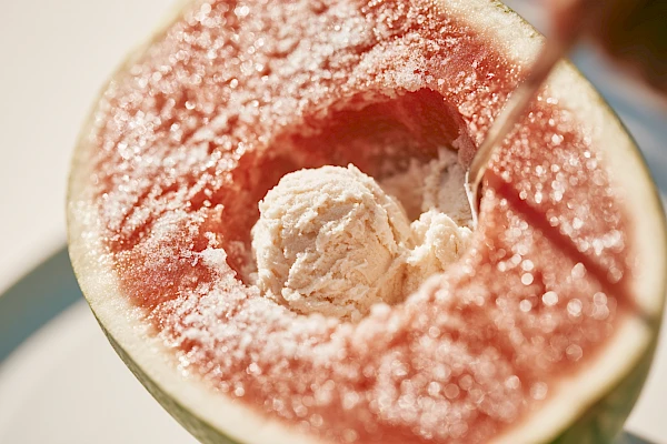 Wassermelonen-Eis aus der Schale