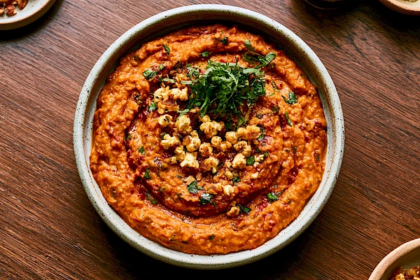 Kürbis-Himbeer-Dip mit Popcorn-Crunch