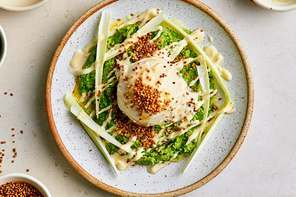 Quitteneis mit Honig-Senf und Salatpesto